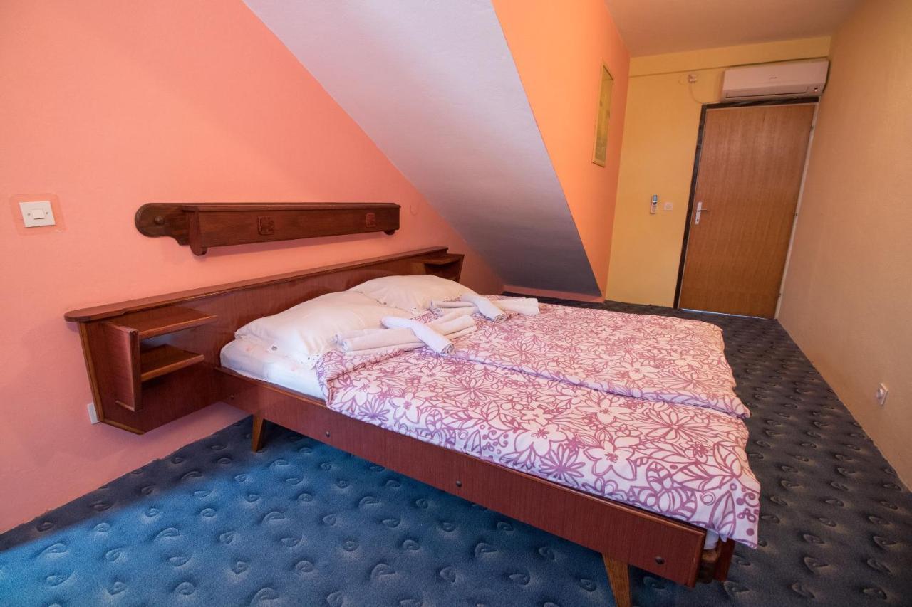 Apartments Zeljka Mundanije ภายนอก รูปภาพ